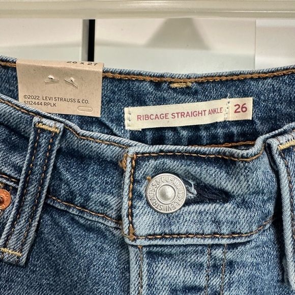 Levi’s Ribcage Straight Ankle Jeans
Size 26 - Picture 5 of 10